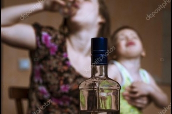 В Запорожье пьяная мать разгуливала с младенцем