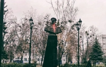В Харькове радикалы осквернили памятник Жукову