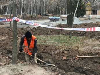 В центральном парке Мелитополя устроили раскопки (фото, видео)