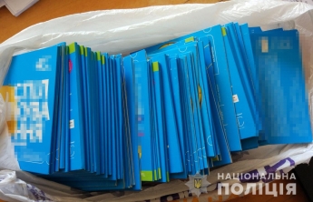 В Мелитополе из машины вытащили 400 стартовых пакетов Киевстара