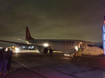 Жесткое приземление: у турецкого самолета сломалась стойка шасси во время посадки в аэропорту Одессы. ВИДЕО+ФОТОрепортаж