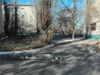 Недалеко от школы в Мелитополе свалили старый бетонный столб (фото)