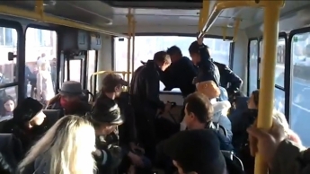 В Запорожье пассажиры устроили драку за место в муниципальном автобусе (ВИДЕО)