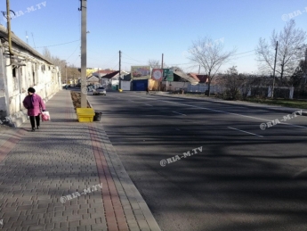В Мелитополе коммунальщики уже расставили по городу желтые ящики (фото)