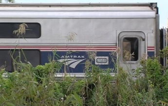 Пассажирский поезд врезался в автомобиль в США
