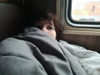Пассажиры поезда едва не окоченели в холодном вагоне