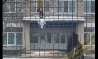 Учительница держала: в России полуголого школьника заставили чистить крышу от снега. Видео
