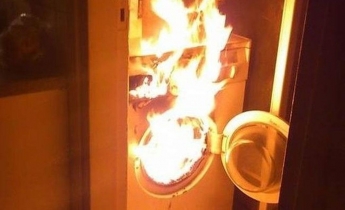 Загорелась стиральная машинка: в Запорожье пожарные спасли пожилую женщину