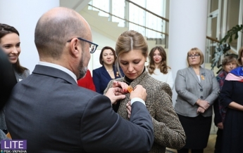 Стильно и сдержанно: жена Зеленского восхитила стильным образом на выставке против гендерного насилия