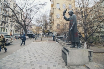 "Отвратительно и ужасно!" В Киеве памятник известному еврейскому писателю осквернили свастикой (фото, видео)