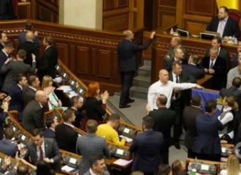 Требуют досрочных выборов: украинцев разгневала работа Рады