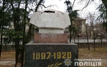 В Ровно украли голову у советского памятника (фото)