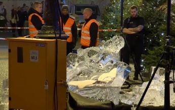 В Люксембурге ребенок погиб при падении ледяной статуи (видео)