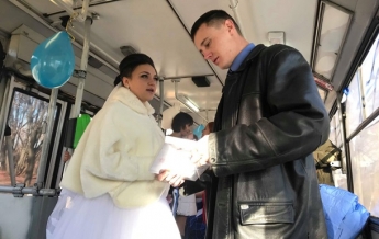 Водитель и кондуктор сыграли свадьбу в троллейбусе (фото)