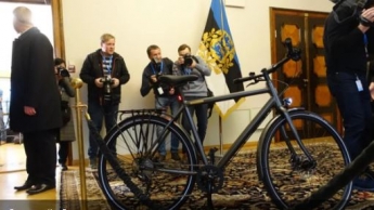 Зеленскому в Эстонии подарили велосипед (фото)