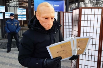 В Киеве показали "мясорубку правосудия" Путина: фото акции