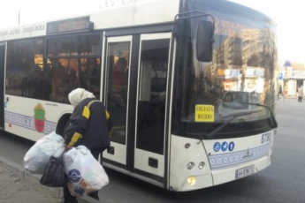 «Он вонючих людей не возит»: водитель не пустил женщину в автобус (Фото)