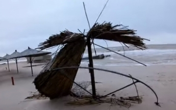 Разрушенные прибрежные постройки и затопленные базы - Кирилловка приходит в себя после потопа (видео)