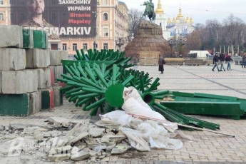 В Киеве начали устанавливать главную елку страны: первые фото, видео