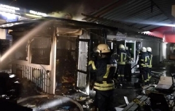 В Киеве на Троещине десятки спасателей тушили пожар на рынке (фото)
