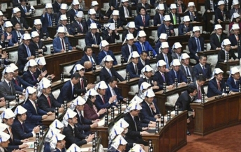 Японские депутаты провели заседание в шлемах (видео)