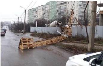 В Черновцах упал строительный кран (фото)