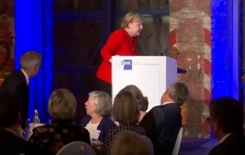 Меркель упала, поднимаясь на сцену (видео)