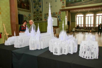 Из Мелитополя в Полтаву доставили уникальную коллекцию готических соборов (фото)