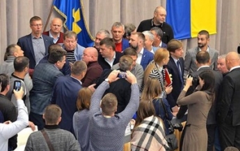 В Полтаве депутаты подрались из-за рынка земли (видео)