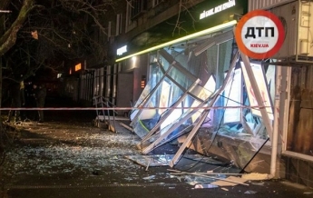 В Киеве улица усыпана деньгами - грабители взорвали отделение Ощадбанка (фото)