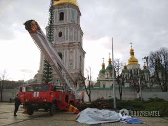 Уже со звездой: в Киеве показали, как сейчас выглядит первая елка страны (фото)