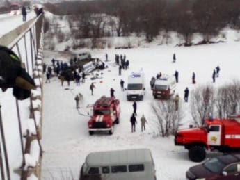 В России автобус рухнул с моста из-за лопнувшего колеса: много погибших (фото, видео)