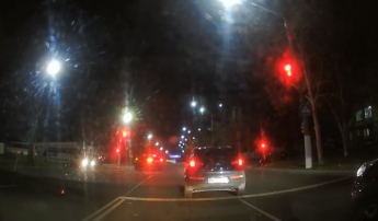 В Мелитополе автомобиль "выписывал зигзаги" на дороге (видео)