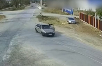 Пьяный крымчанин протащил полицейского на автомобиле: эпичное видео