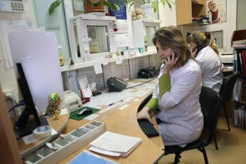 Пациенты массово жалуются, что не могут записаться к врачу в поликлинику по телефону