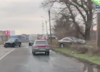 В Мелитополе от удара иномарку выбросило на обочину (видео)