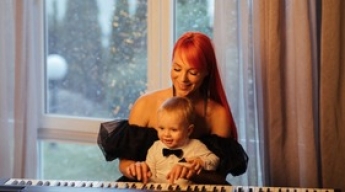 Украинская певица выпустила новогодний клип, в котором впервые показала лицо сына: видео
