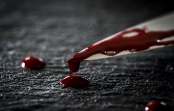 В Мелитополе на остановке девушку изрезали ножом