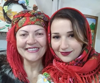 Женщины Мелитополя поддержали популярный флешмоб «Зроби фото з хусткою» (фото)