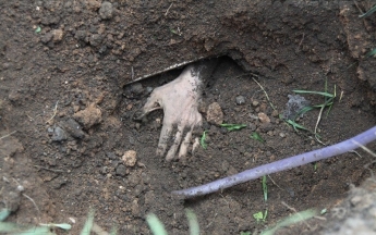 На территории дачного кооператива в Запорожье из земли выкопали труп