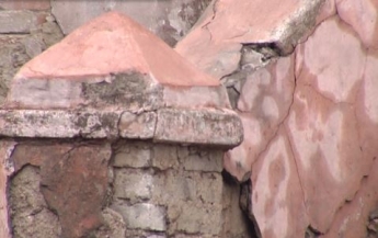 В Мариуполе на детей рухнул потолок школы: видео