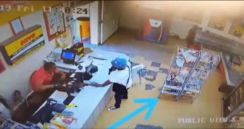 Чоловік вирішив пограбувати магазин, але під час цієї операції він сам виявився обкраденим (фото, вiдео)