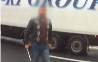 На Черниговщине водитель фуры бросался с ломом на полицейских