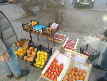 Тротуары заняли под фруктовый рынок (фото)