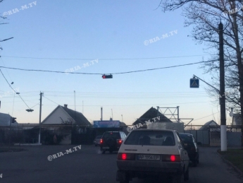 Неработающая кнопка светофора удивила коммунальщиков в Мелитополе (фото, видео)
