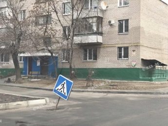 В Мелитополе вырвали дорожный знак и спрятали в ливневке (фото)