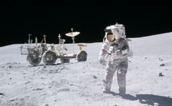 На снимках обратной стороны Луны обнаружили здания и транспорт