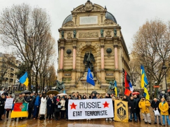 Украинцы устроили протесты в Париже накануне встречи Зеленского с Путиным, Макроном и Меркель