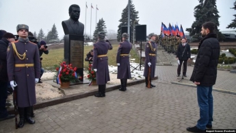 Неподалеку от памятника убитому главарю "ДНР" Захарченко в оккупированном Донецке установили бюст Кобзона. ФОТО