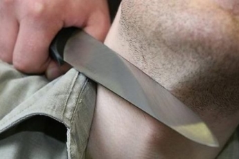 Ножом по горлу: в Запорожской области мужчина самостоятельно нанес себе увечья